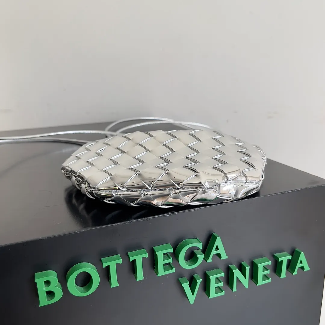 Batch of 1260 BV Mini Sardine is coming‼ ️Super high-end, stainless steel hardware + 24k real gold plating process, fish scales (concave and convex positions) are the finishing touch, the sardine bag that can be carried cross-body is completely beautiful to the heart. The metal element handle and the weaving are perfectly combined to completely integrate the artistic sense and elegance and fashion. It is really like a work of art🏺The large size is elegant, the small size is exquisite and cute, a must-have item for fashionistas, and the details are perfectly reproduced. Style number: 744267 Size 20*12*2.5